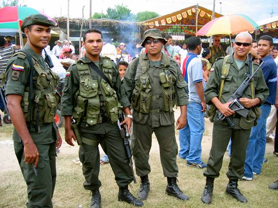 Description: Description: Description: C:\Users\Verena\Desktop\Sonstiges\Konak\Konak Veranstaltungen\2010\2009 Kongress Illegalitt\Ausstellung\Fotos\11 Aracataca Militrs (Robert 2004).jpg